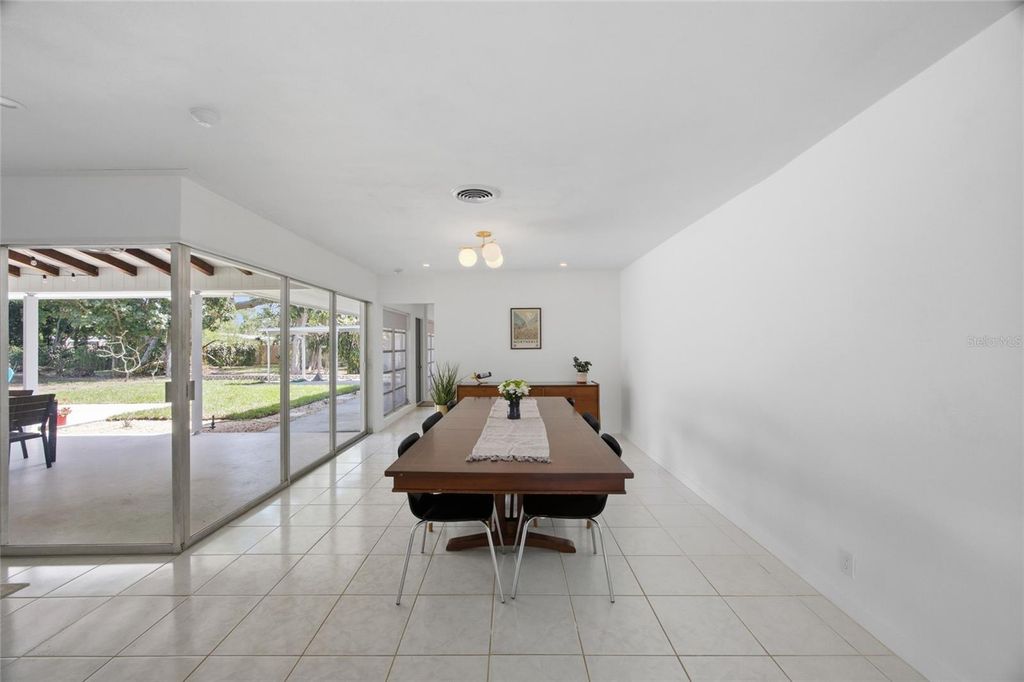 Image 7 of property listing at 615 FONTANA LANE, Bradenton, FL 34209