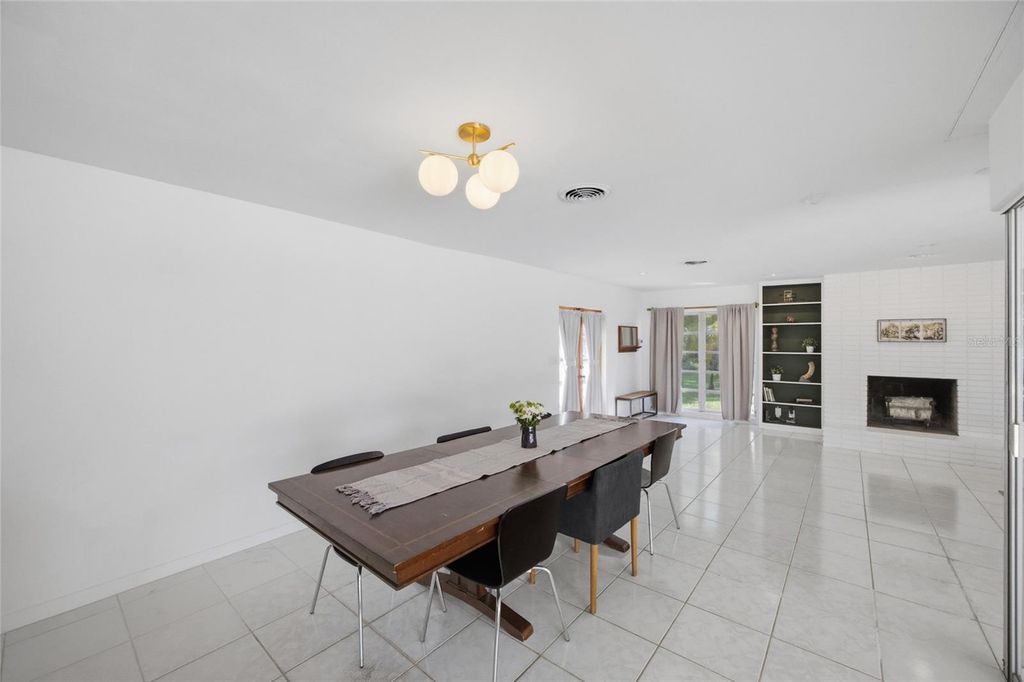 Image 8 of property listing at 615 FONTANA LANE, Bradenton, FL 34209