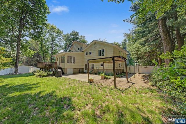 91 Greenbrook Place, Park Ridge, NJ 07656