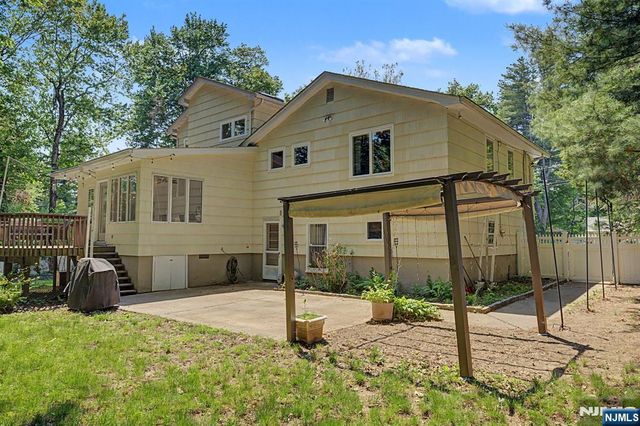 91 Greenbrook Place, Park Ridge, NJ 07656