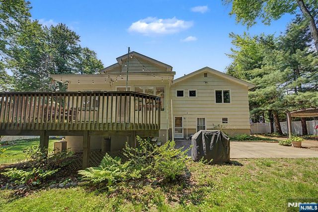 91 Greenbrook Place, Park Ridge, NJ 07656