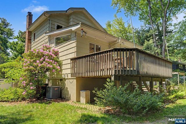 91 Greenbrook Place, Park Ridge, NJ 07656