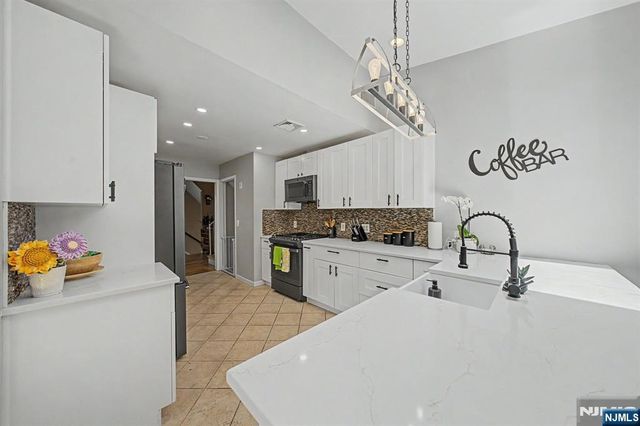 91 Greenbrook Place, Park Ridge, NJ 07656