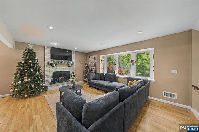91 Greenbrook Place, Park Ridge, NJ 07656
