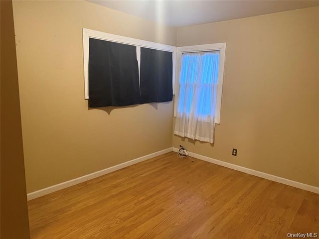 16 Eileen Avenue, Plainview, NY 11803