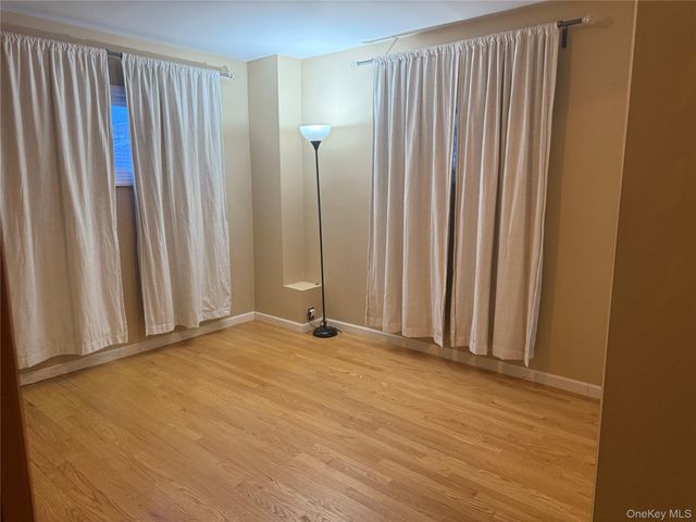 16 Eileen Avenue, Plainview, NY 11803