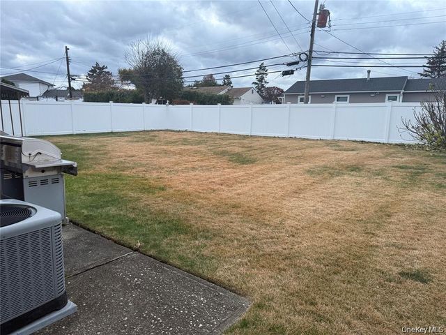 16 Eileen Avenue, Plainview, NY 11803