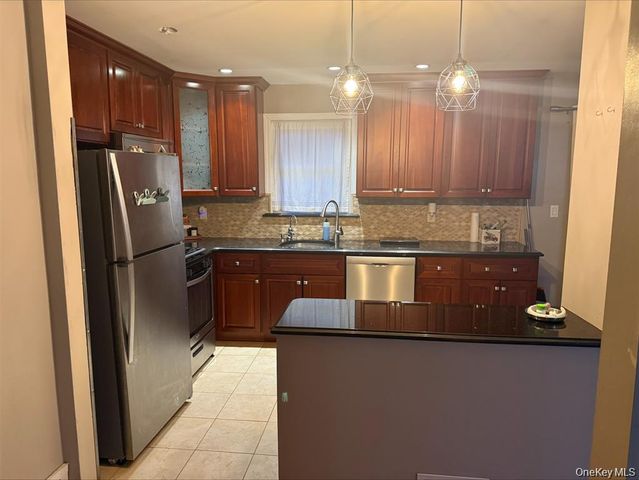 16 Eileen Avenue, Plainview, NY 11803