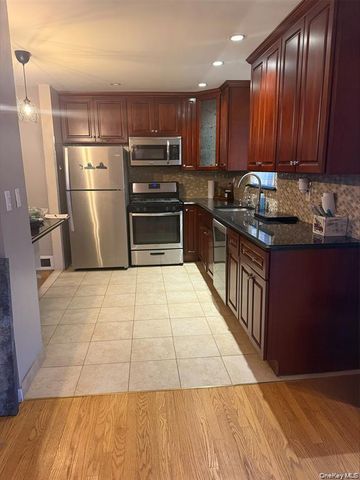 16 Eileen Avenue, Plainview, NY 11803