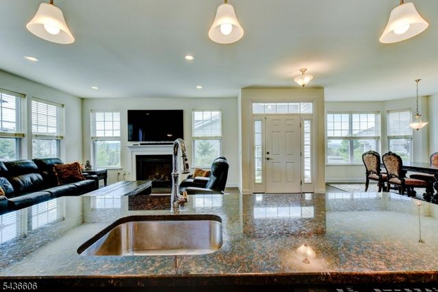 14 Lupine Ln, Allamuchy Twp., NJ 07840