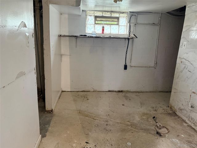 6801 RUTLAND Street, Detroit, MI 48228