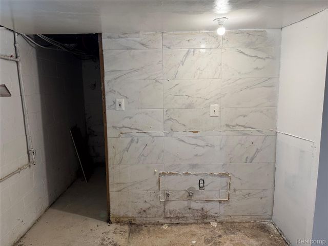 6801 RUTLAND Street, Detroit, MI 48228