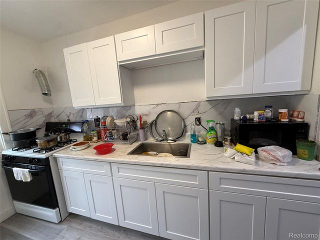 6801 RUTLAND Street, Detroit, MI 48228