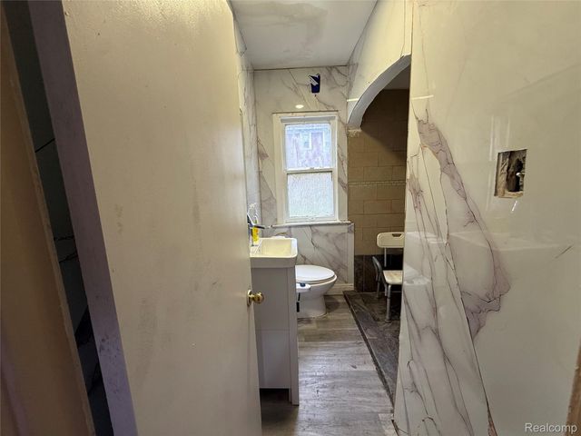 6801 RUTLAND Street, Detroit, MI 48228