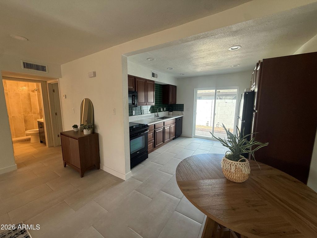 7814 E HEATHERBRAE Avenue B, Scottsdale, AZ 85251