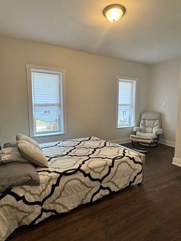 7518 S Ridgeland Avenue, Chicago, IL 60649