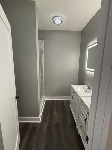 7518 S Ridgeland Avenue, Chicago, IL 60649