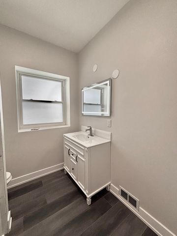 7518 S Ridgeland Avenue, Chicago, IL 60649