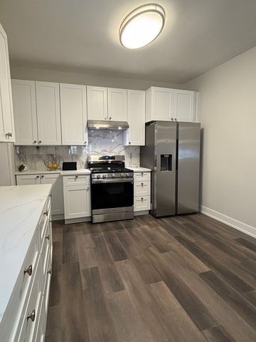 7518 S Ridgeland Avenue, Chicago, IL 60649