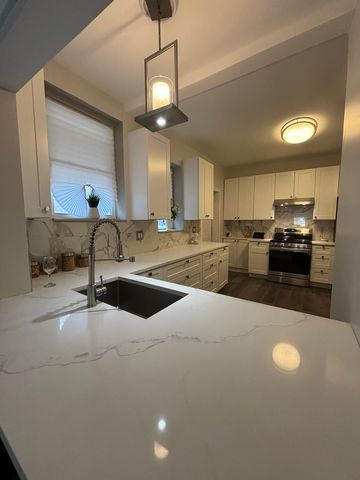 7518 S Ridgeland Avenue, Chicago, IL 60649