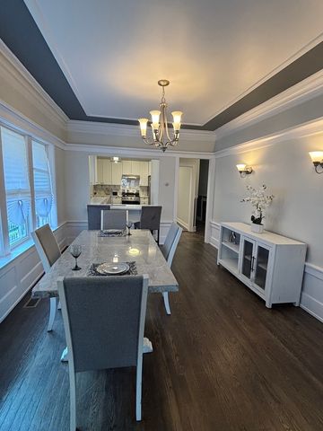7518 S Ridgeland Avenue, Chicago, IL 60649