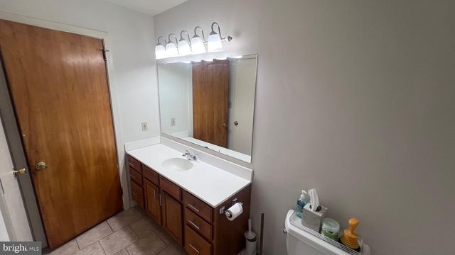 2 WARWICK RD, Stratford, NJ 08084