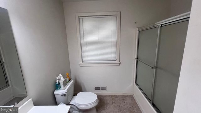 2 WARWICK RD, Stratford, NJ 08084