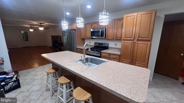 2 WARWICK RD, Stratford, NJ 08084