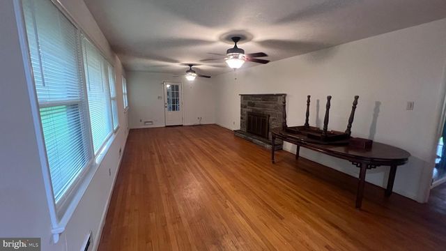 2 WARWICK RD, Stratford, NJ 08084