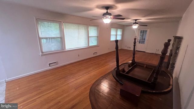 2 WARWICK RD, Stratford, NJ 08084