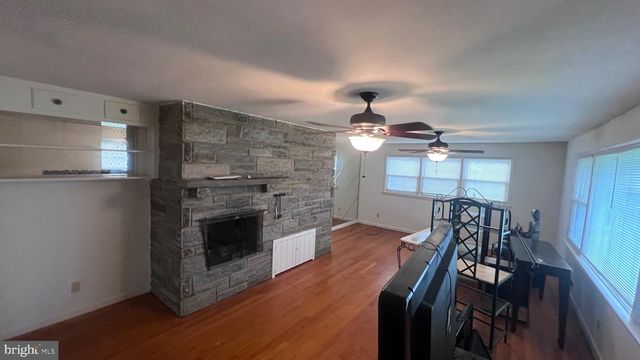 2 WARWICK RD, Stratford, NJ 08084