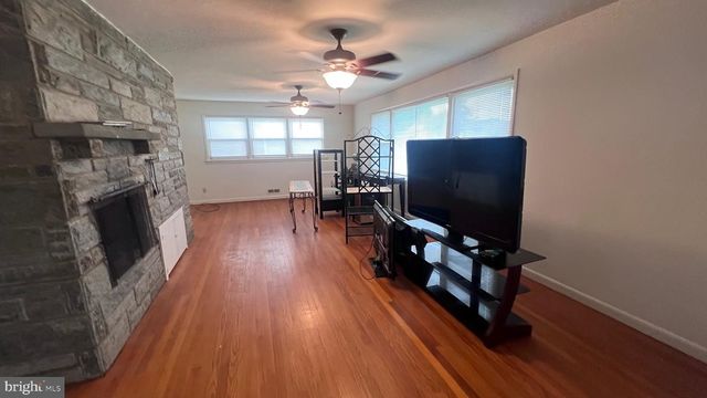 2 WARWICK RD, Stratford, NJ 08084