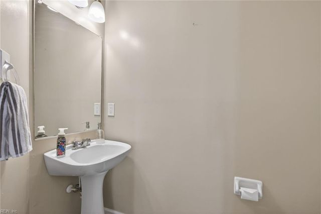 1100 Woodsmans CT, Chesapeake, VA 23320