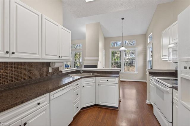 1100 Woodsmans CT, Chesapeake, VA 23320