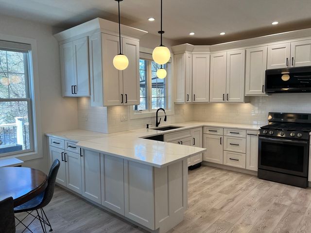 68 Tallyho Dr, Springfield, MA 01118