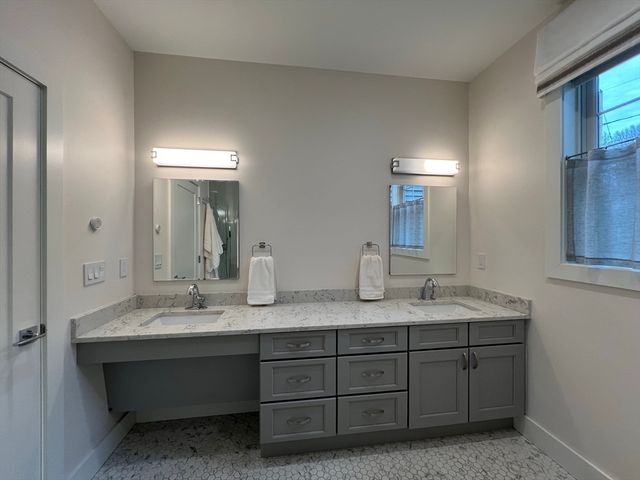 68 Tallyho Dr, Springfield, MA 01118