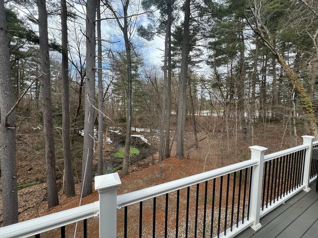 68 Tallyho Dr, Springfield, MA 01118