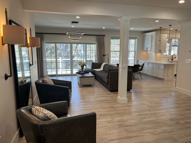 68 Tallyho Dr, Springfield, MA 01118