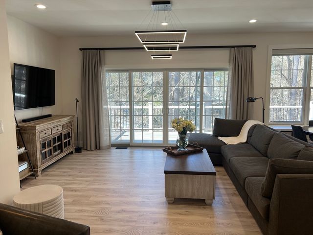 68 Tallyho Dr, Springfield, MA 01118