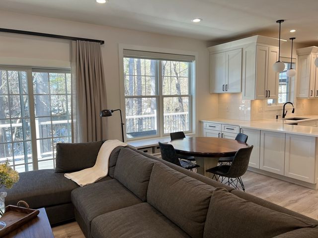 68 Tallyho Dr, Springfield, MA 01118