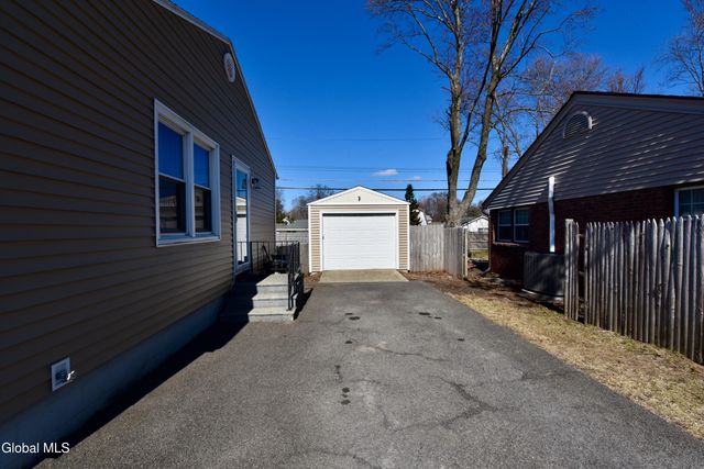 30 Forest Drive, Colonie, NY 12205