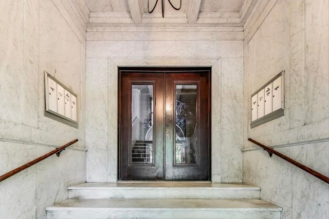 3735 S Lake Park Avenue G, Chicago, IL 60653