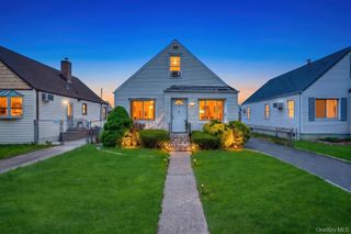 8 Francis Court, Elmont, NY 11003