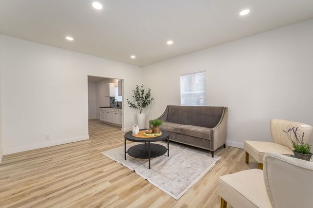 1106 N Grove Ave, Wichita, KS 67214