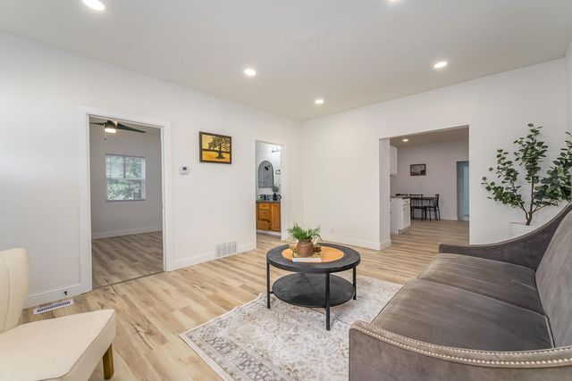 1106 N Grove Ave, Wichita, KS 67214