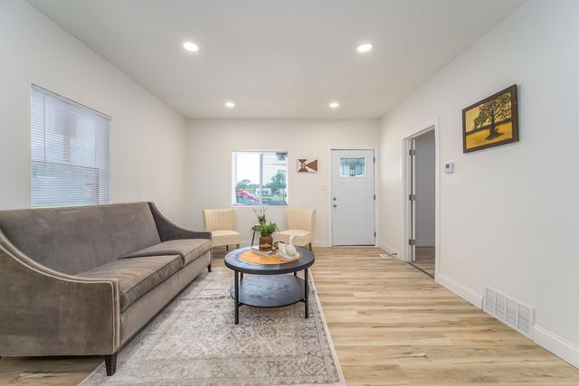 1106 N Grove Ave, Wichita, KS 67214