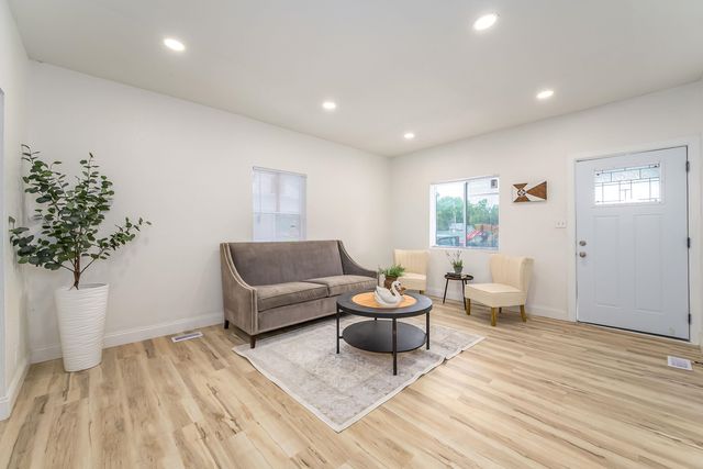 1106 N Grove Ave, Wichita, KS 67214