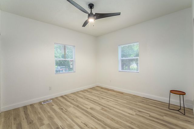 1106 N Grove Ave, Wichita, KS 67214