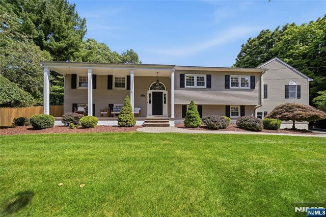 19 Robin Road, Mahwah, NJ 07430