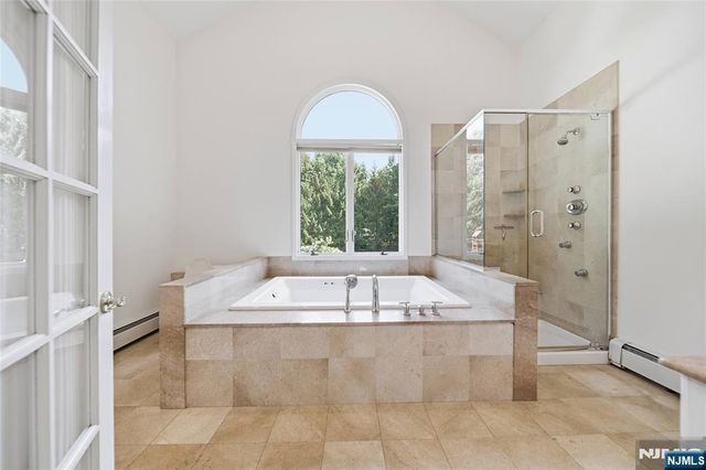 19 Robin Road, Mahwah, NJ 07430